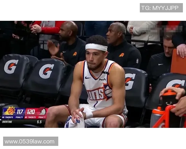 18分大胜！比赛最后2秒，布克从替补席起身，转身走入球员通道